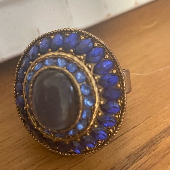 Blue cocktail ring with gold color detailing - Picture 2 of 6